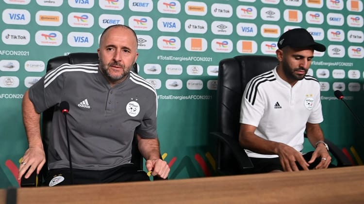 Ce journaliste camerounais tend un piège à Djamel Belmadi. Voici la réaction du driver national. Deux entraîneurs de football lors d'une conférence de presse officielle.