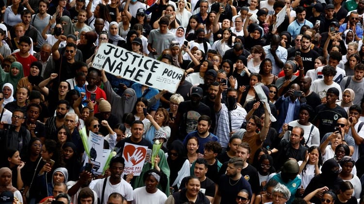 Rassemblement massif pour Nahel avec pancarte Justice pour Nahel.