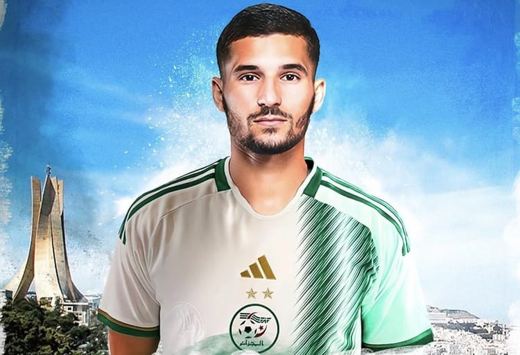 Houssem Aouar en maillot de l'Algérie pour la Coupe d'Afrique.