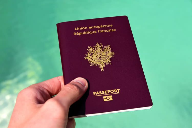 Passeport français de l'Union européenne en main.