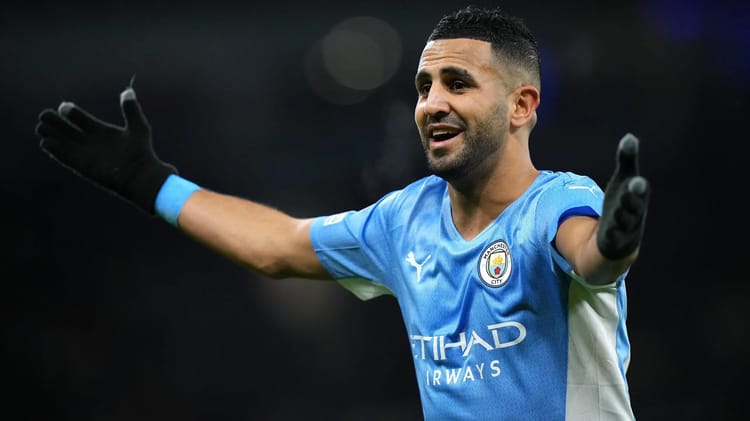Mahrez, joueur de Manchester City, célèbre sur le terrain.