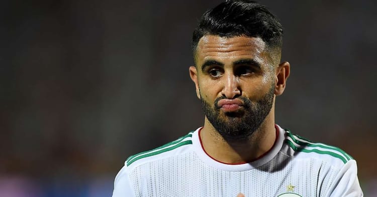 Dossier/Transfert Riyad Mahrez : un autre club Saoudien fait des folies pour avoir le joueur. Riyad Mahrez lors d'un match de football avec l'Algérie.