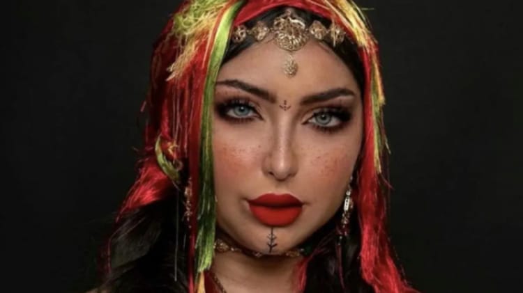 Dounia Batma reçoit une gifle de YouTube Dounia Batma avec maquillage et coiffure colorés et un style unique.