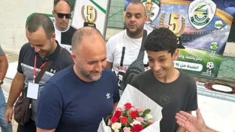 Belmadi reçu avec les honneurs au stade de Blida Belmadi accueilli avec des fleurs au stade de Blida.
