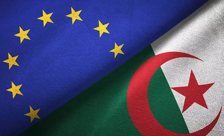 Drapeaux de l'Europe et de l'Algérie côte à côte, symbolisant la coopération.