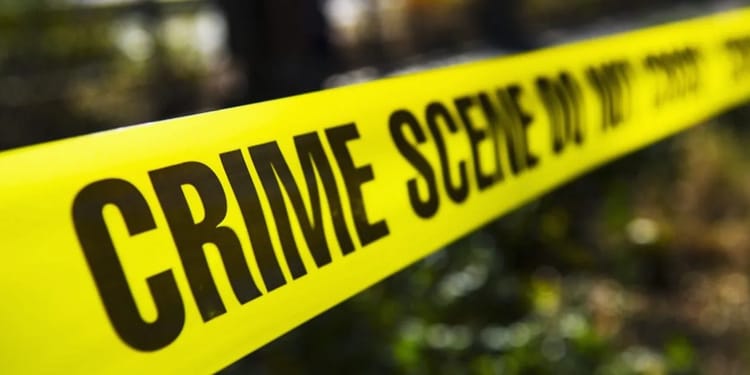 Ruban de scène de crime jaune avec inscription Crime Scene en anglais.