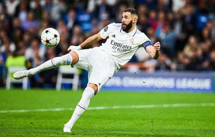 Footballeur en action lors d'un match de Ligue des Champions.