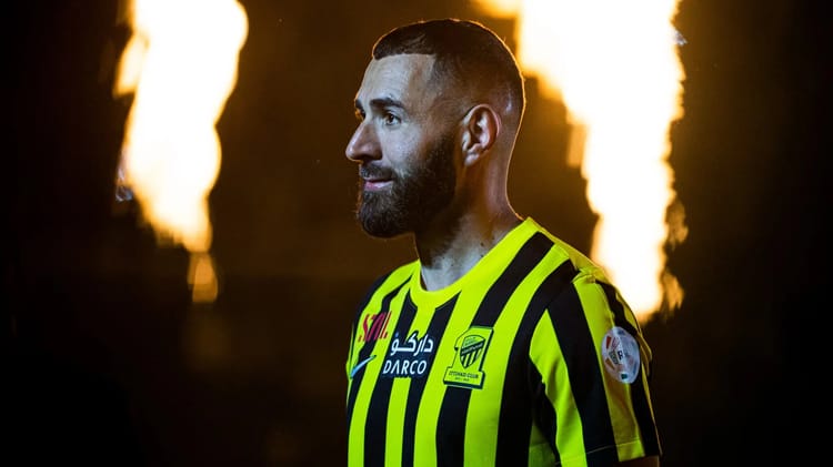 Karim Benzema : Départ imminent d'Al-Ittihad, un fiasco en Arabie Saoudite Karim Benzema en maillot de football de l'Al-Ittihad.