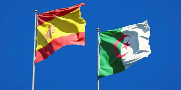 Double coup dur pour l'Algérie : L’Espagne arrache deux pépites Drapeaux de l'Espagne et de l'Algérie flottant dans le vent.