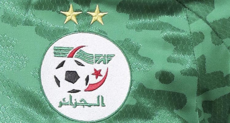 FAF: Les candidatures de Meziane Ighil, Walid Sadi et Abdelkrim Medouar réjétées Maillot vert de l'équipe nationale algérienne avec logo et étoiles.