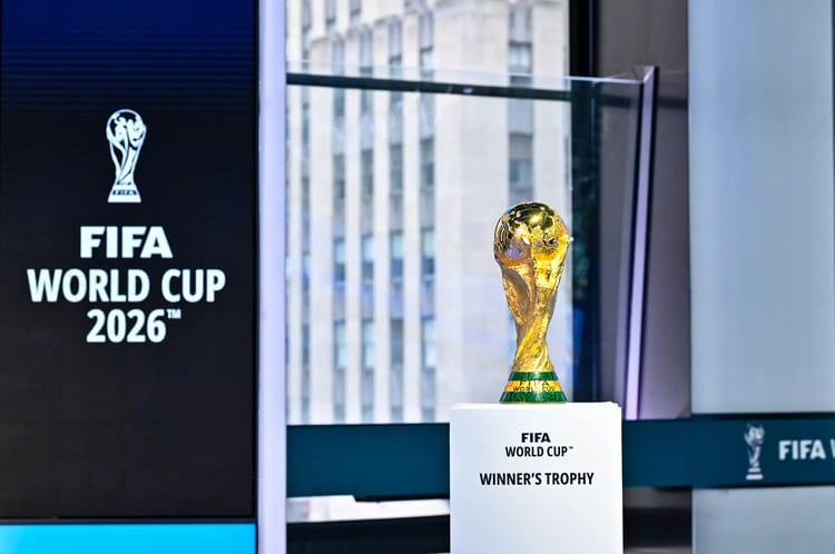 Qualifications Coupe du Monde 2026 : un imprévu s’invite dans la danse Trophée de la Coupe du Monde 2026 dans une vitrine en intérieur.