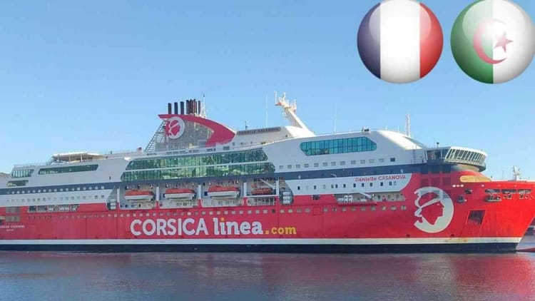 Ferry Corsica Linea naviguant en mer avec drapeaux France et Algérie.