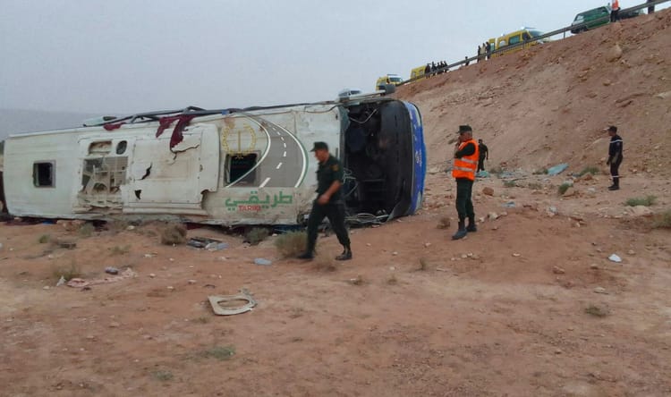 Bus accidenté en Algérie avec des secours sur place.