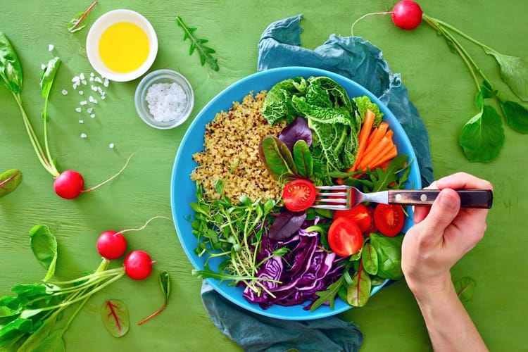 Salade colorée avec légumes frais et quinoa, idéale pour l'été.