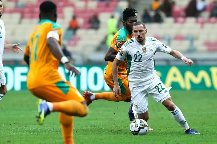 Joueur algérien en action lors d'un match contre le Sénégal.