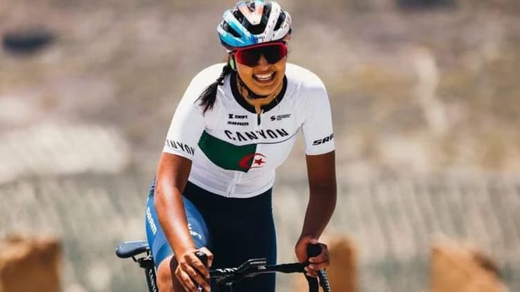 Jeux arabes : Une nouvelle médaille d'or pour l'Algérie Cycliste algérienne portant un casque et une tenue de sport.