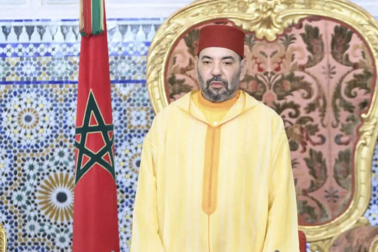 Le Roi Mohammed VI portant un caftan jaune lors d'une cérémonie officielle.