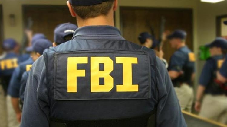 Agent du FBI en uniforme lors d'une opération de surveillance.