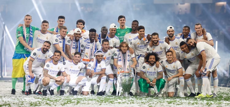 Classement exclusif de Forbes : Découvrez les 10 équipes de football les plus précieuses au monde ! L'équipe du Real Madrid célébrant leur victoire en Ligue des Champions 2022.