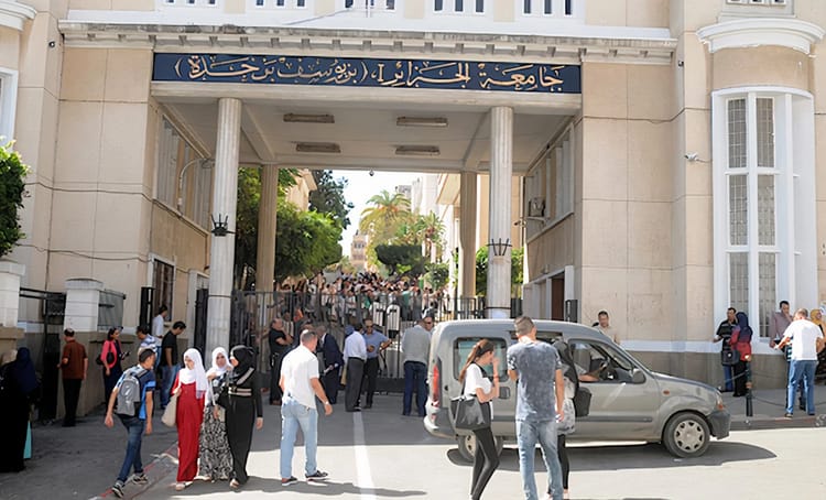Étudiants et personnel devant une université en Algérie.