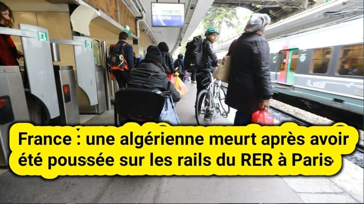 Groupe de personnes dans une station de métro à Paris.
