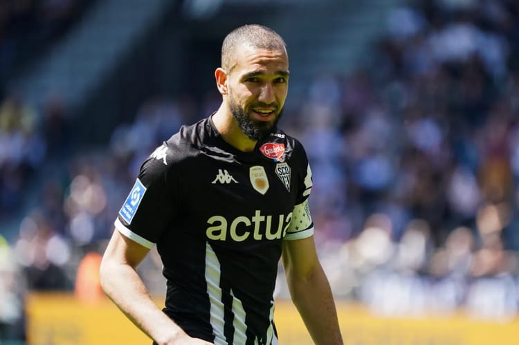 Nabil Bentaleb joueur de football algérien en pleine action sur le terrain.