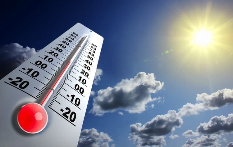 Thermomètre indiquant une forte chaleur sous un soleil éclatant.