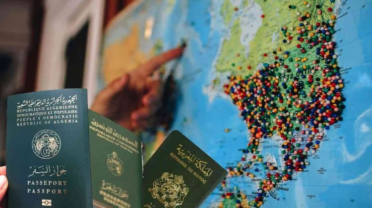 Carte du monde avec épingles de localisation pour immigration.