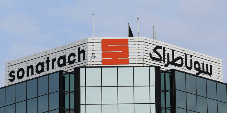 Bâtiment moderne de Sonatrach, compagnie pétrolière algérienne.