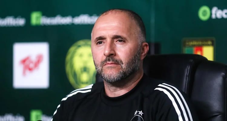 Belmadi, entraîneur de l'équipe d'Algérie lors d'une conférence de presse.