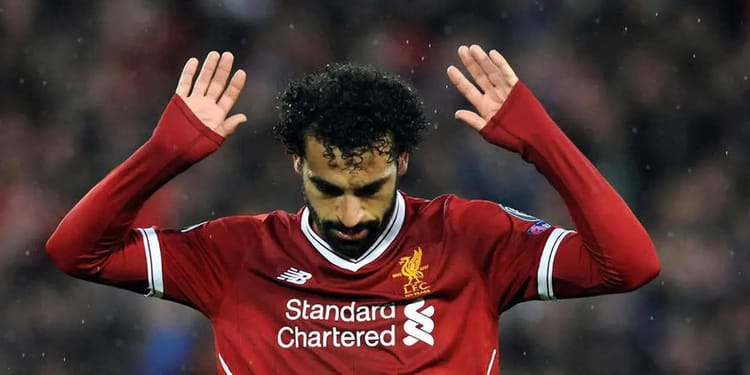 Mohamed Salah en maillot de Liverpool, saluant la foule.