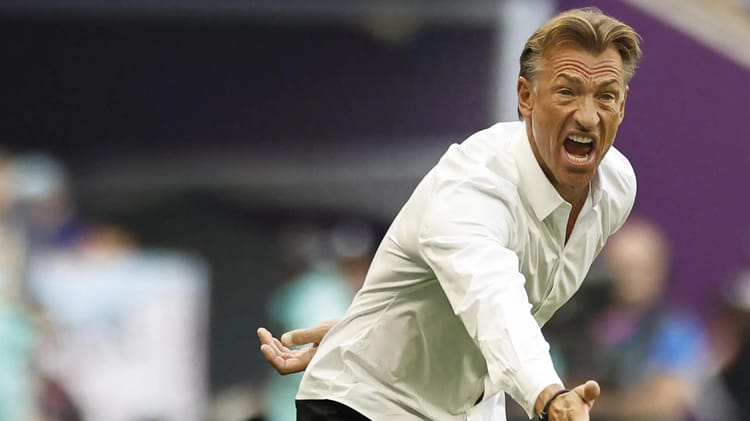 Hervé Renard, partage son lien spécial avec la légende Zidane Hervé Renard criant lors d'un match de football.
