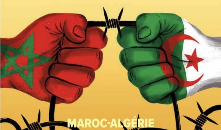 Poings en lutte avec drapeaux du Maroc et de l'Algérie.