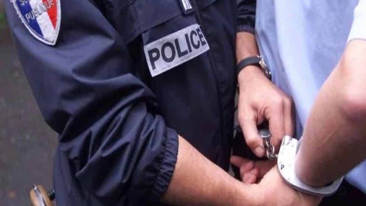 A Lille, un Algérien sous OQTF dans les maille de la justice Agent de police en action arrêtant un homme à Lille.