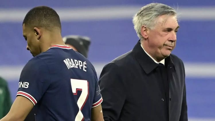 Kylian Mbappé et Carlo Ancelotti lors d'un match de football.