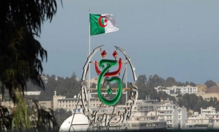 L’ENTV, l'énorme scandale ! Drapeau algérien flottant avec symbole au centre.