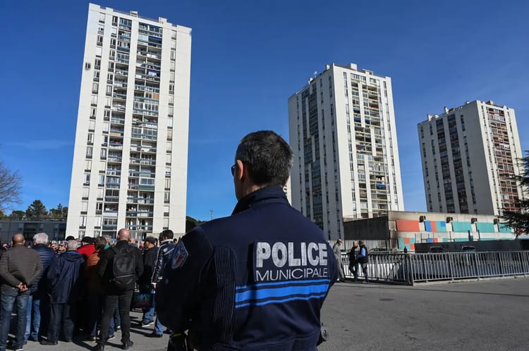 France : Encore un enfant tué par balles Agent de police municipale lors d'une manifestation en zone urbaine.