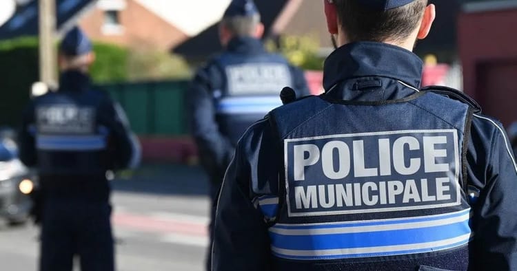 Policiers municipaux en service dans une rue de France.