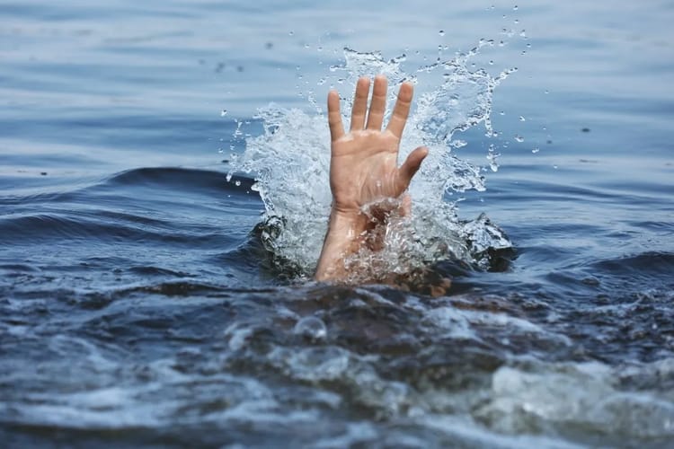 Plages en Algérie : 34 morts par noyade en une semaine Main qui se lève dans l'eau lors d'une noyade en Algérie.