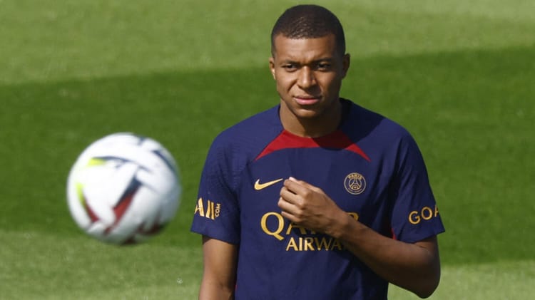Kylian Mbappé lors d'une séance d'entraînement au PSG sur le terrain.