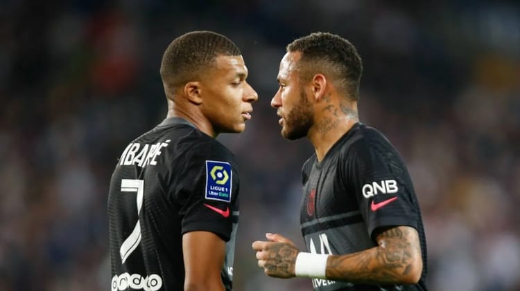 Kylian Mbappé et Neymar lors d'un match de football en Ligue 1.