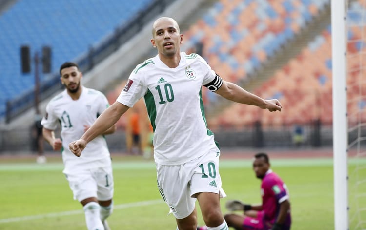Sofiane Feghouli défend Youcef Atal placé en garde à vue Sofiane Feghouli célèbre lors d'un match de football avec l'équipe d'Algérie.