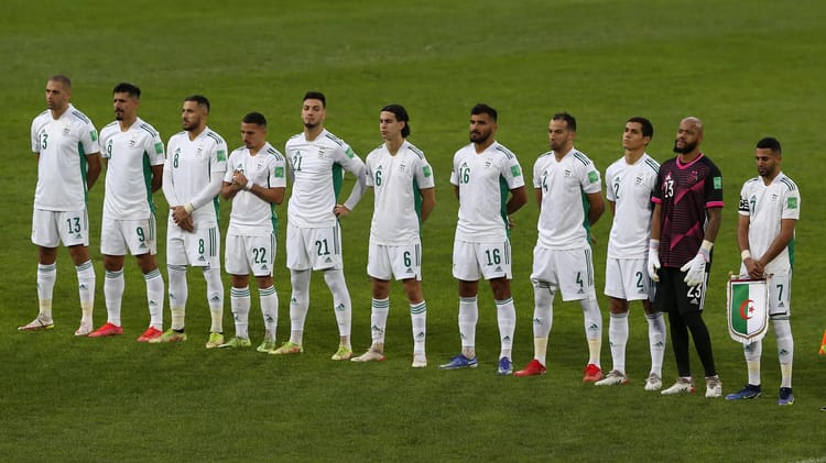 Football: L'Algérie veut à tout prix jouer en France. Les joueurs de l'Algérie alignés avant un match important.