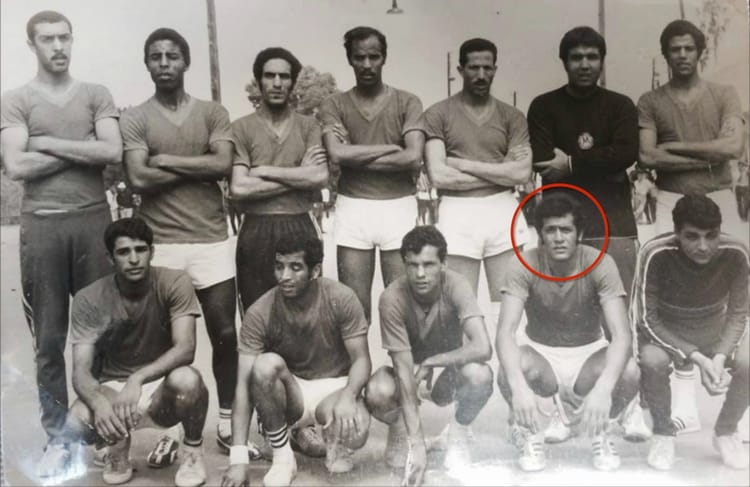 Groupe de joueurs de football marocains en noir et blanc.