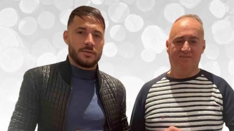 Youcef Belaili avec son père lors d'une interview.