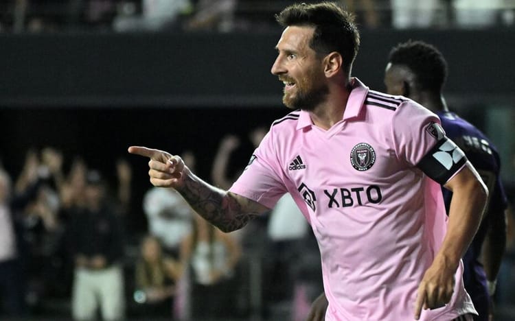 Lionel Messi célèbre lors d'un match de football avec Inter Miami.