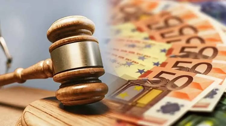 Marteau de juge avec des billets de banque en euros.