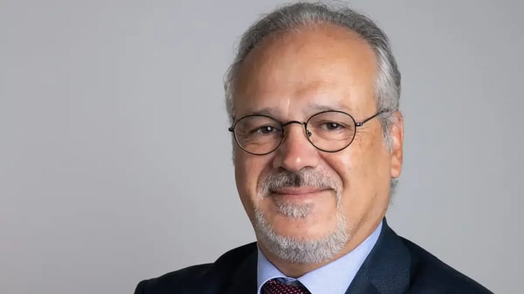 Homme d'affaires avec lunettes et barbe, portrait professionnel.