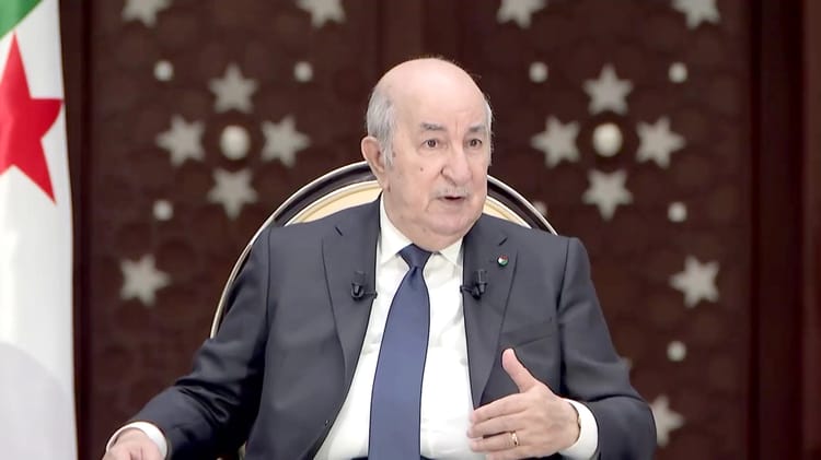 Tebboune prononçant un discours lors de la Journée du Moudjahid 2023 en Algérie.