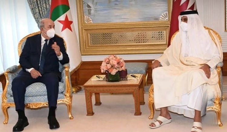Le Qatar prévoit la construction d'un complexe pétrochimique en Algérie Deux dirigeants en discussion dans un cadre officiel avec drapeaux en arrière-plan.